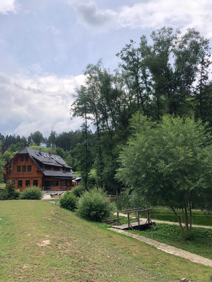 Hotel Kameňácká myslivna Moravany  Exterior foto
