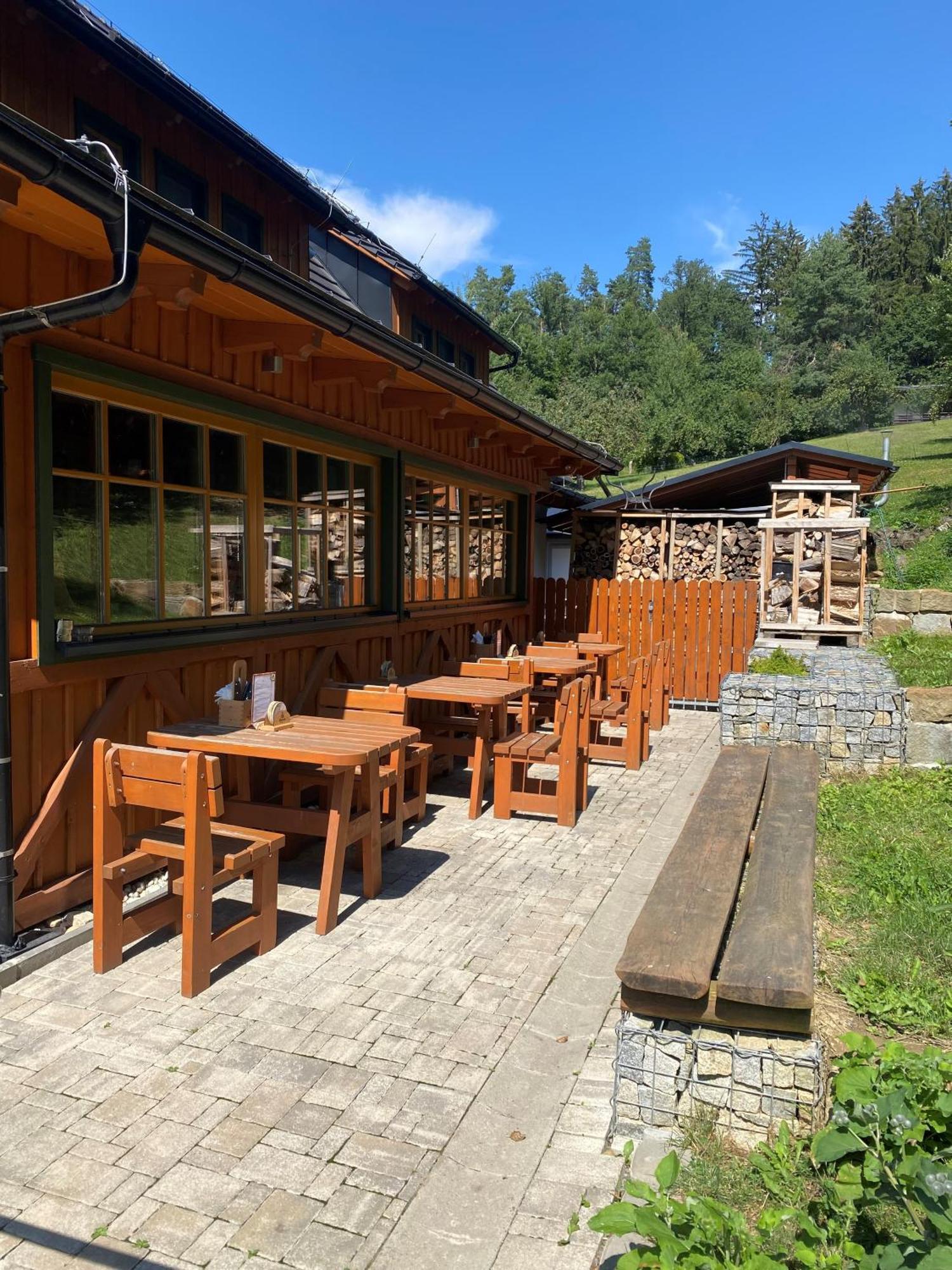 Hotel Kameňácká myslivna Moravany  Exterior foto